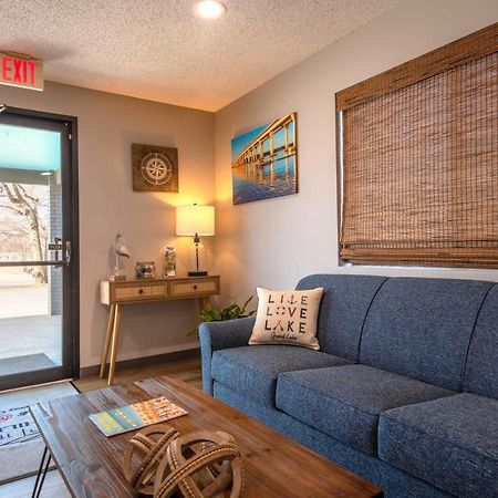 Hilltop Inn & Suites Grove Esterno foto