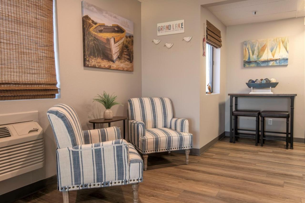 Hilltop Inn & Suites Grove Esterno foto