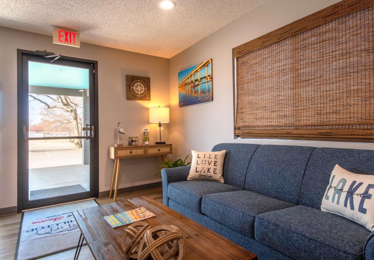 Hilltop Inn & Suites Grove Esterno foto