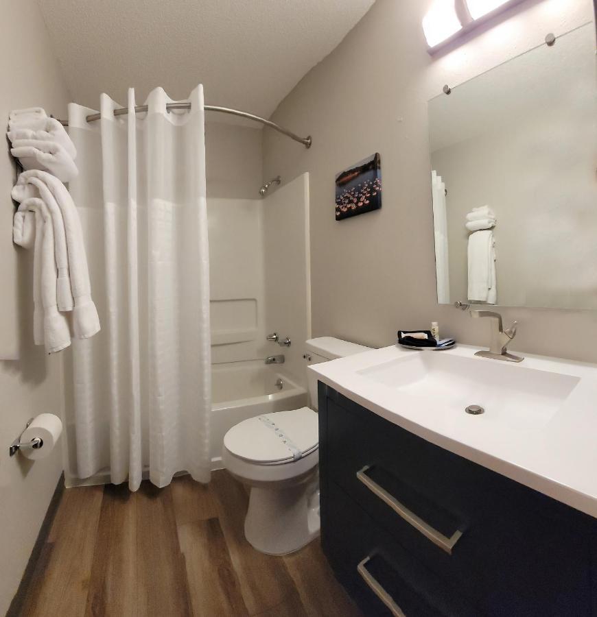 Hilltop Inn & Suites Grove Esterno foto