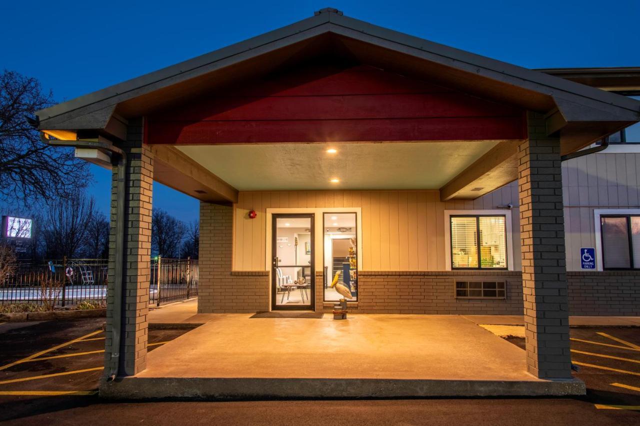 Hilltop Inn & Suites Grove Esterno foto